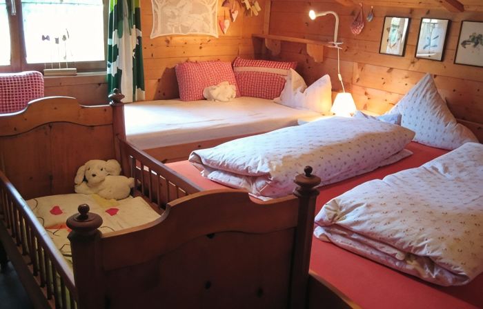 Small apartment 2-4 pers, wooden log cabin, cozy, quiet, sunny, close to the center