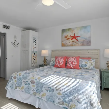 Close to beach, private heated pool, bikes, beach chairs & more! Hotels in Holmes Beach