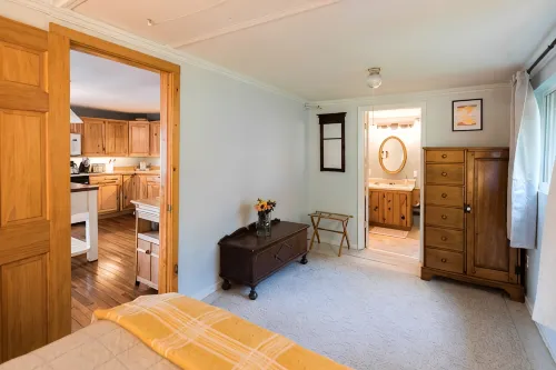 Magical lakeside retreat with hot tub + dog friendly! - Homestays