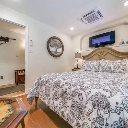 Under the Oaks, a charming, romantic retreat with hot tub and sauna