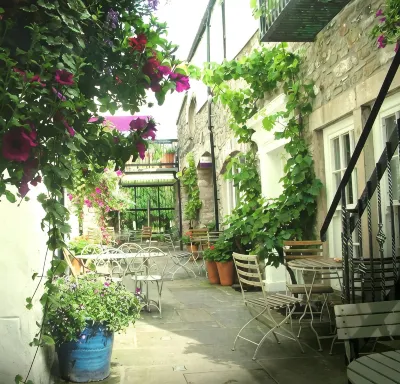 Plato's Hotel a 
