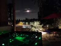 Suite with Hot Tub -AC  - Huge Fenced Yard - Mt. Rainier View - Private Entrance - 4-نجوم