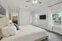 Luxury Home with Beach Views with Pool/Spa Hotels in 