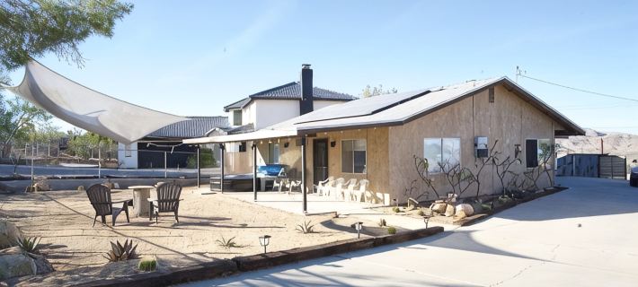 Hill top view stay- 9 mins from JTNP! Hottub-Game room-Firepit-Cowboy pool Hotels in Joshua Tree