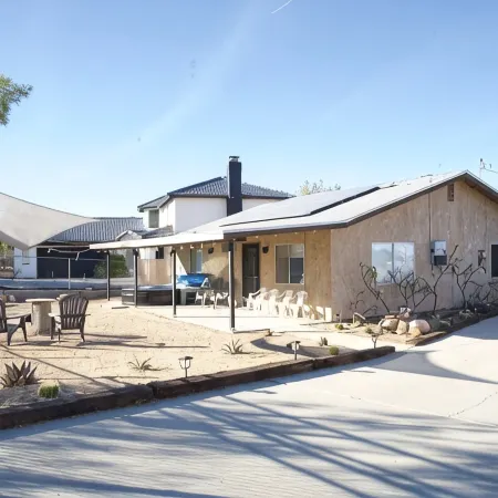 Hill top view stay- 9 mins from JTNP! Hottub-Game room-Firepit-Cowboy pool