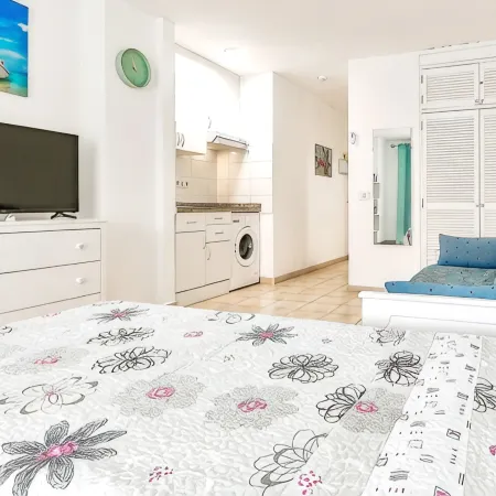 Cozy Studio with Large Patio in Castle Harbour, Los Cristianos