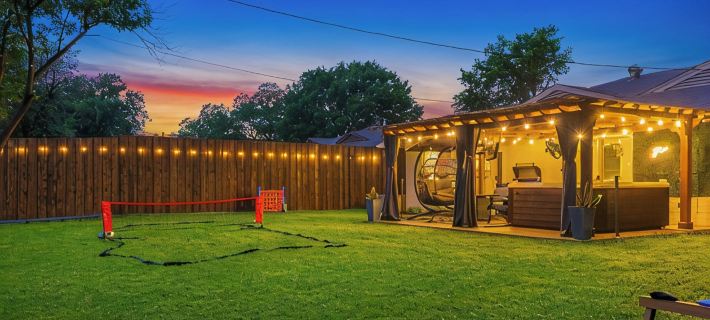 3-Bed Haven - 6 pple Hot tub, King bed, Pool & ping pong table, Grill, Fire pit Hotels in Richardson