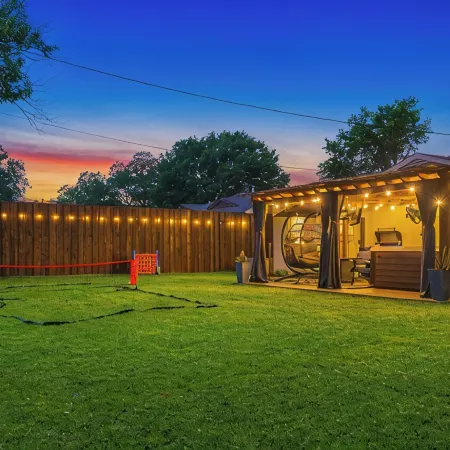 3-Bed Haven - 6 pple Hot tub, King bed, Pool & ping pong table, Grill, Fire pit