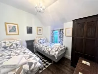 Roseleigh Cottage in the heart of Stow-on-the-Wold with parking for 2 cars. - Kitchens