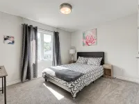 Cozy, spacious family home w/ Arcade! 5 mins from Beach! Hotels in Central Elgin