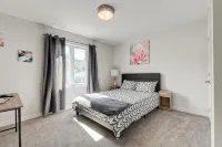 Cozy, spacious family home w/ Arcade! 5 mins from Beach!
