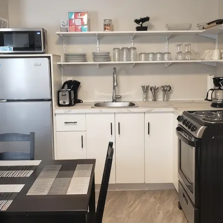 Cozy home on a quiet street minutes to downtown Kingston!