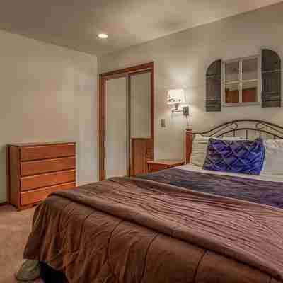 Cozy Sunriver Home w/ AC, Fireplace, HotTub, 8 SHARC Passes, Outdoor Heaven Rooms