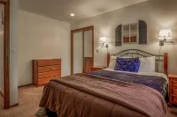 Cozy Sunriver Home w/ AC, Fireplace, HotTub, 8 SHARC Passes, Outdoor Heaven - شرفة
