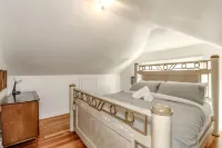 Old Town Tacoma Hot Tub and Fireplace