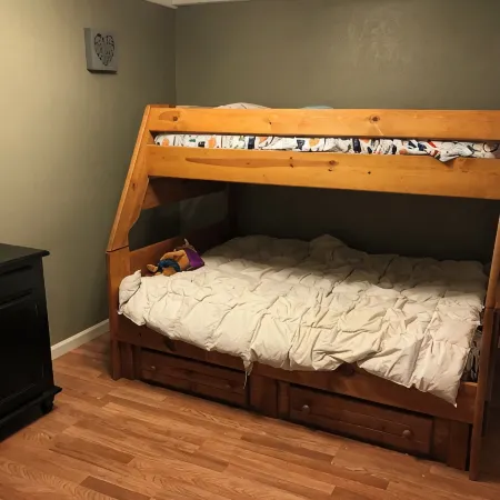 Beautiful cabin, stunning view, spacious deck. Price includes cleaning fee, etc.
