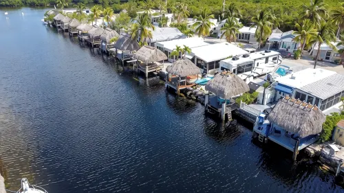 Kampground Waterfront Paradise /w Private Dock, BBQ and Kayaks - บ้านพักหลังเล็ก