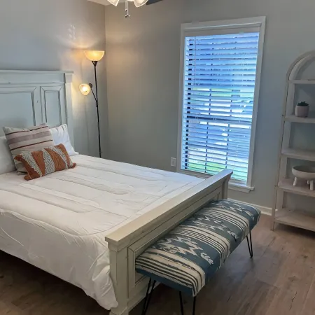 Convenient & Renovated 2BD/2BA house near Reservoir, Fenced Backyard, King Bed