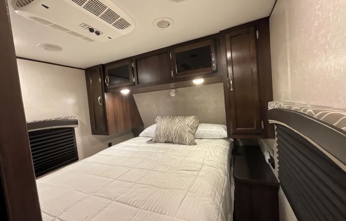 Cozy 2-bedroom RV with WiFi, AC, in charming Broken Bow