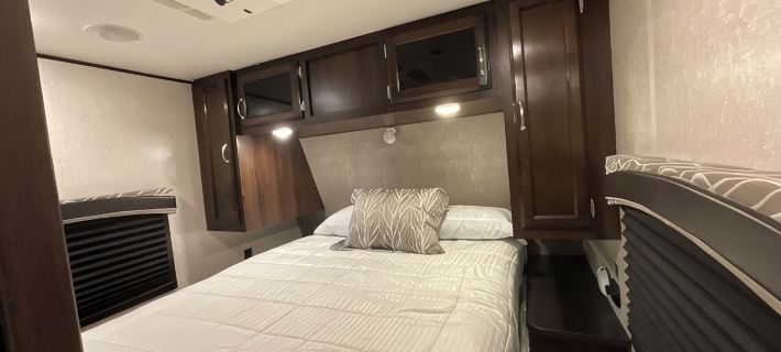 Cozy 2-bedroom RV with WiFi, AC, in charming Broken Bow Hotels in Broken Bow