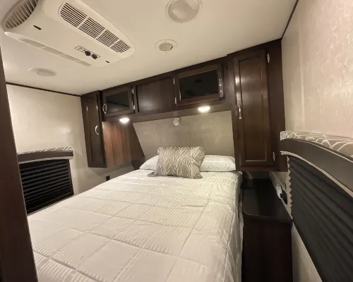 Cozy 2-bedroom RV with WiFi, AC, in charming Broken Bow โรงแรมในโบรคเกนโบว์