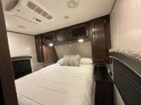 迷人的布羅肯鮑配備WiFi和空調的舒適兩卧室房車