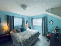 Ocean Views - Boatman’s Beach House! Steps to St. Augustine Beach. Sleeps 10. - 4 stjerner