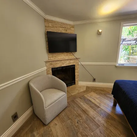 Backyard Oases 2-bedroom house in delightful Vista with WiFi, AC