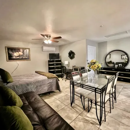 Premium Studio A w/private yard