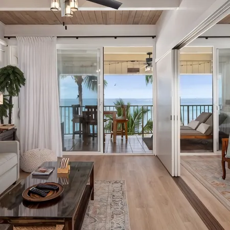 Oceanfront, remodeled penthouse, sunsets, whales/dolphins, surfers! Free parking
