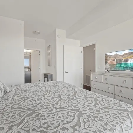 "Faith of Evanston" 180°view, 2BDR +2Bath Urban luxury