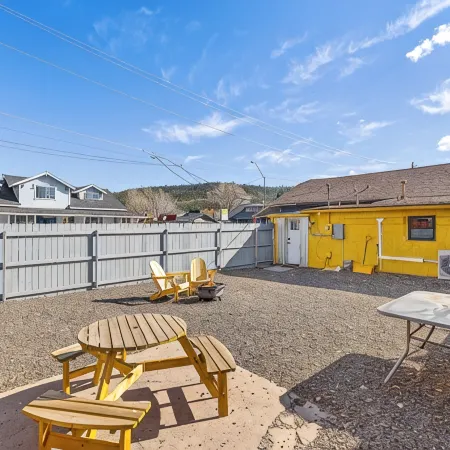 Downtown Historic Hideaway w/3 Adjacent Homes w/Fenced Yards, AC, W/D, Fast WiFi
