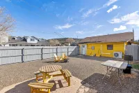 Downtown Historic Hideaway w/3 Adjacent Homes w/Fenced Yards, AC, W/D, Fast WiFi - 4 Sao