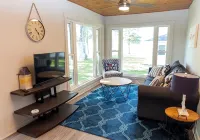 LakePointe Shores #4 -Beautiful cottage Madison on the Lake - Wi-Fi