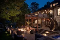Stunning Luxury@Lakehouse Mansion w Pool&Spa10min from airport 20min dwntwn - สระว่ายน้ำส่วนตัว