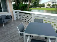 POSHPADZ -Villa Koalua Walk to Jupiter Beach-Prime Lake Views-Resort Setting - バルコニー