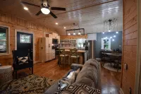 Cozy cabin, 1.5 miles to downtown McCaysville; shops/restaurants & Toccoa River - 4-Star