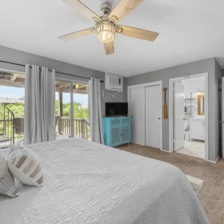 Enjoy lake views from 2 decks! Walk to pool, gym & golf course. Lake access.