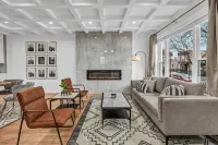 Modern, Luxe, House 20Mins to Downtown, Private Rooftop,  2Car Garage - Bungalows