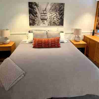 Easy 2-Minute Ski to Lift Ski-in/Out • Smuggs Condo Rooms