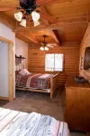 🏔Log Cabin Oasis w/hot tub and movie loft🏜 - Hytter