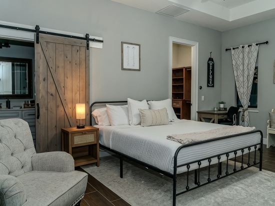 Spacious & Private Guest Pool House Oasis