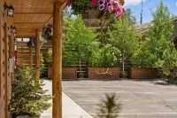 Elkhorn Cabins and Inn - parking