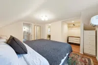 Ballard Birdhouse with Garage, AC, and Gym Hotels in Ballard