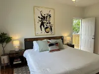 Festive New Orleans Home! Close to French Quarter with Off-Street Parking - 방갈로