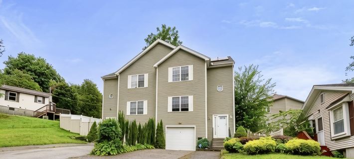 Beautiful two-story home close to downtown worcester 5beds-4bedroom Hotels in Worcester