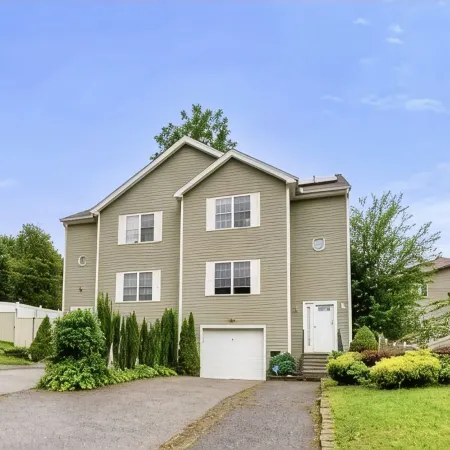 Beautiful two-story home close to downtown worcester 5beds-4bedroom