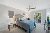 Remodeled beach house, 3-minute walk to sand, Main St. restaurants and shopping - Wifi