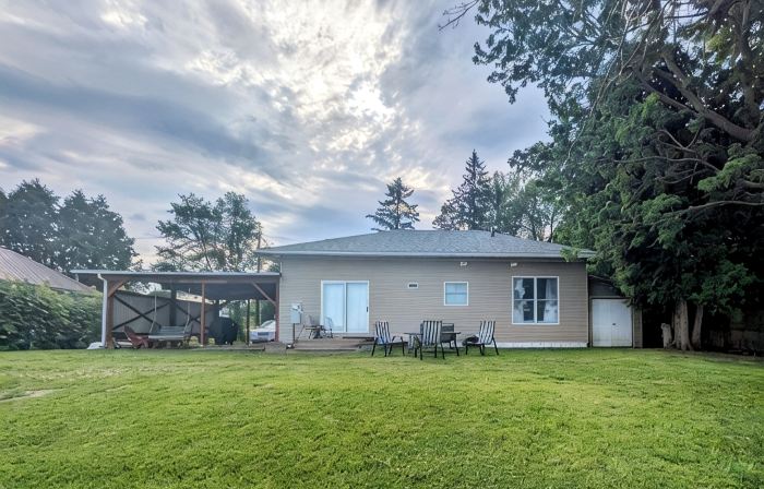 Lakefront Cottage: Amazing Mountain Views Directly on Lake Champlain