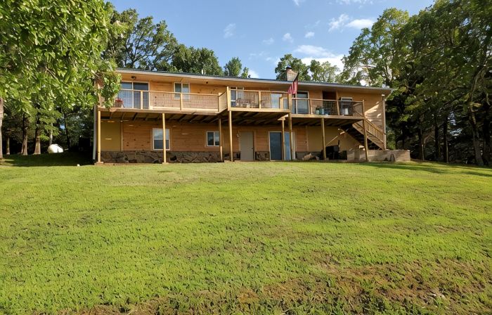 Relaxing Family-Friendly Cabin with Sprawling Deck & Fun-filled Game Room